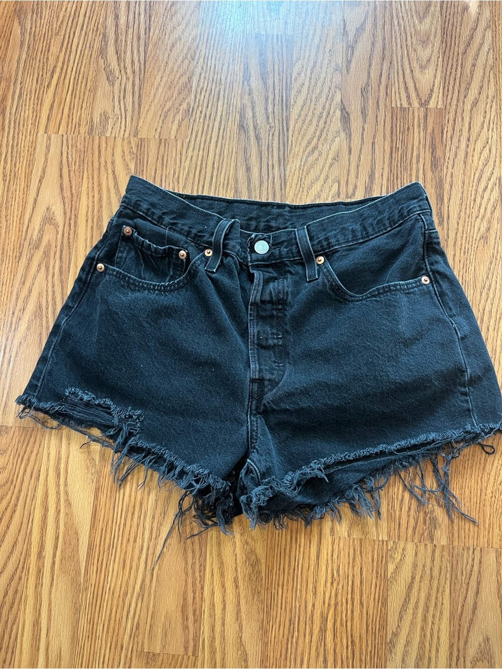 Womens size 30 Levi’s distressed shorts (size 10) black